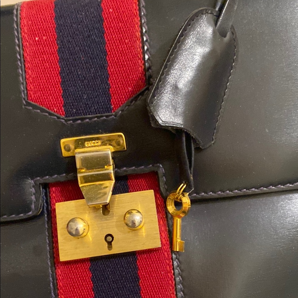 GUCCI VINTAGE Elegant Black and Red Handbag - Picture 5 of 12